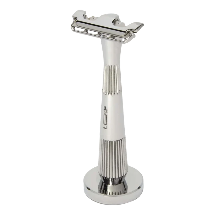 Sølv Leaf Shave stativ med metallbarberhøvel og LEAF logo