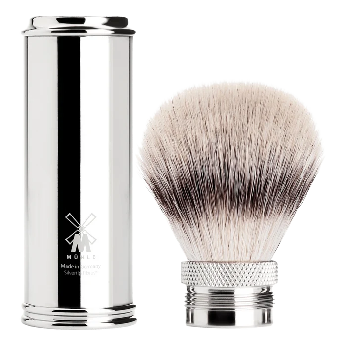 Mühle reisebarberkost med forkrommet messing og silvertip-fibre, vist med åpen kasse