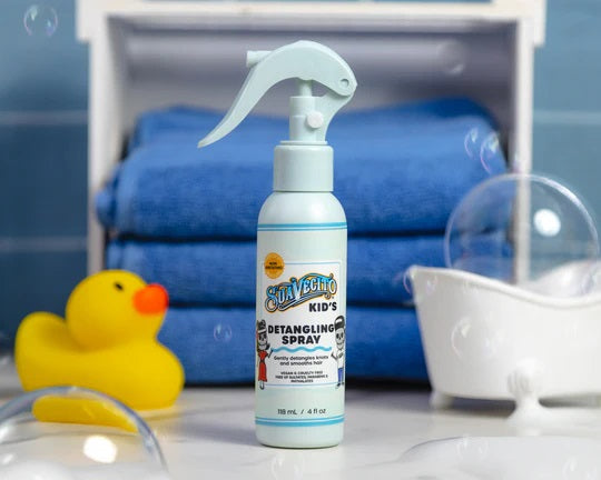 Suavecito barns detangling spray i hvit flaske med blå pumpe, plantebasert og skånsom mot barns hår