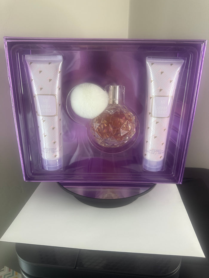 Ariana Grande Ari 3-Piece Gift Set.