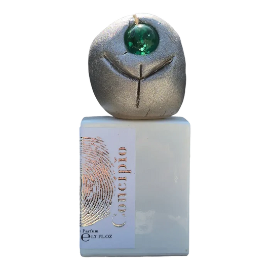 Avere la Barba Concipio Eau de Parfum i grå metallisk teksturert flaske med gullskrift og dekorativ grønn topp