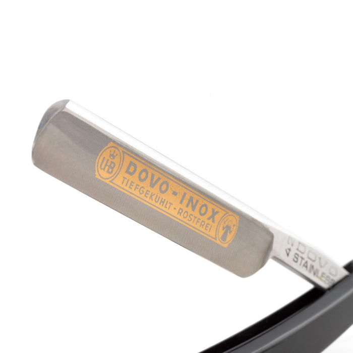 DOVO barberkniv 3/8 med svart skaft og karbonstål blad, nærbilde av merke