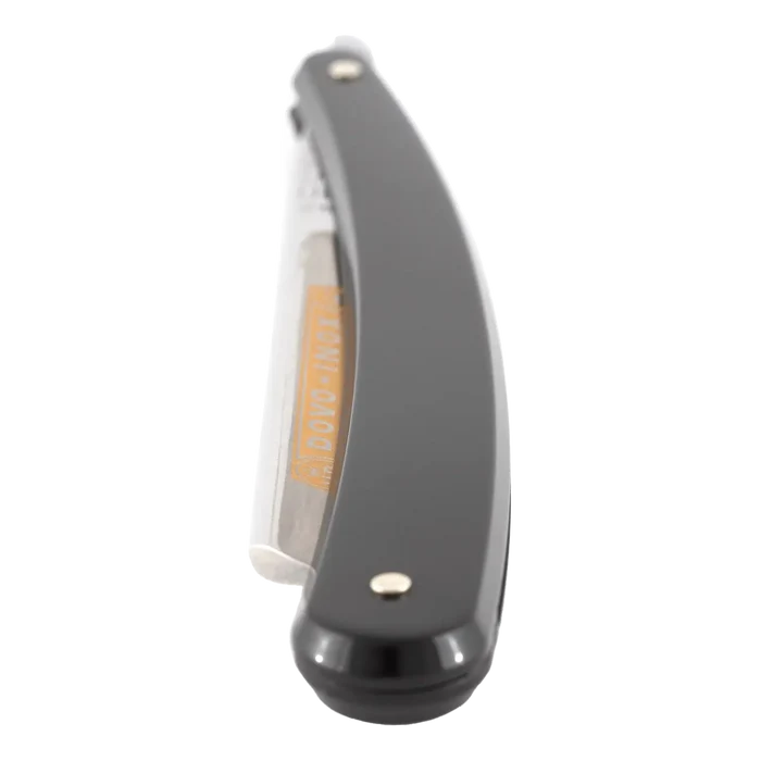 DOVO barberkniv bakside med tydelig bueformet svart skaft og metallisk blad