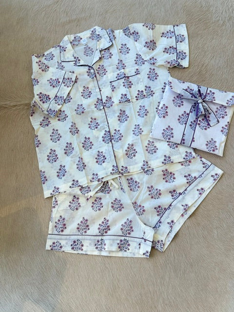 Precious Pink Daisies / Short