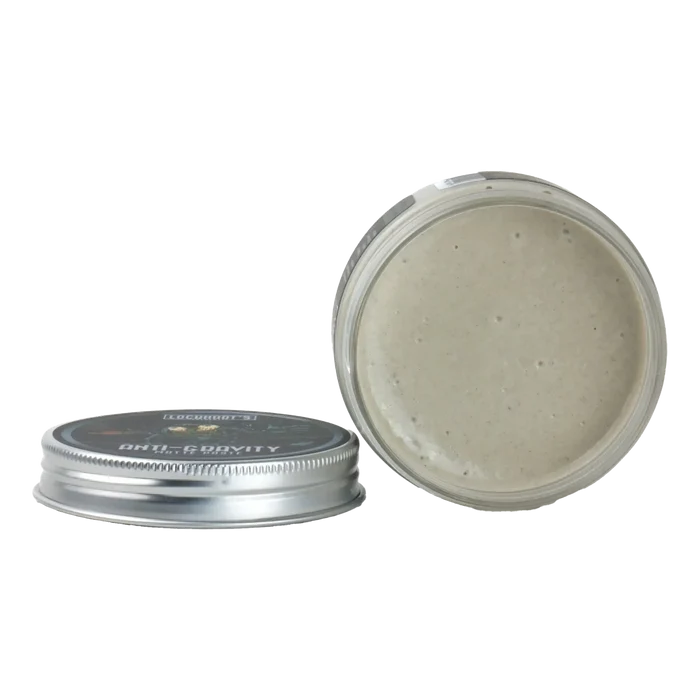Åpen beholder med grålig kornet matte paste fra Lockhart's