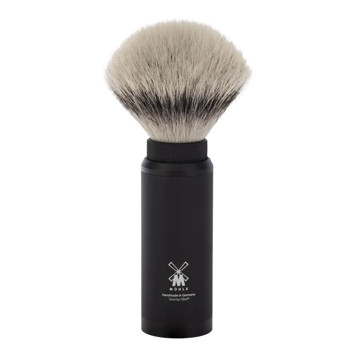 Mühle Silvertip Fibre reisebarberkost i svart metallmontert hylse med Handmade in Germany-merke