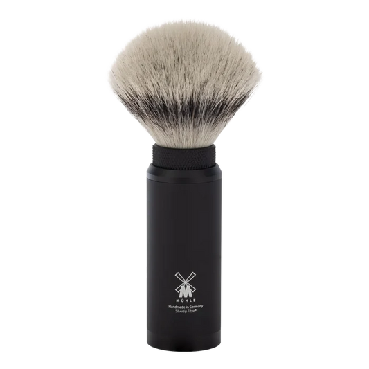 Mühle Silvertip Fibre reisebarberkost i svart metallmontert hylse med Handmade in Germany-merke