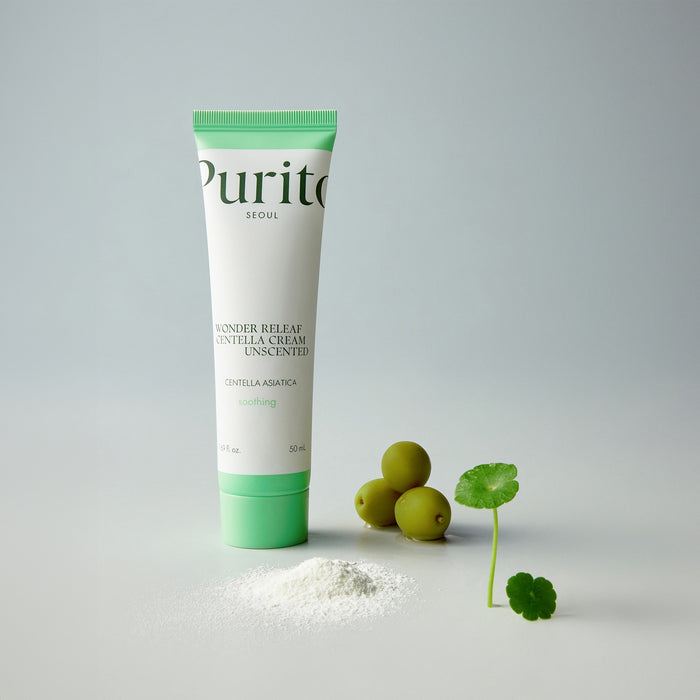 Purito Centella Asiatica ansiktskrem 50ml med grønne planter og pulver på grå overflate