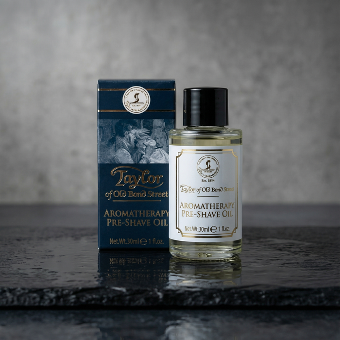 Taylor of Old Bond Street barberolje produktsett på mørk fuktig overflate